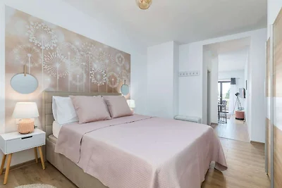 Modern appartement met zwembad en tuin