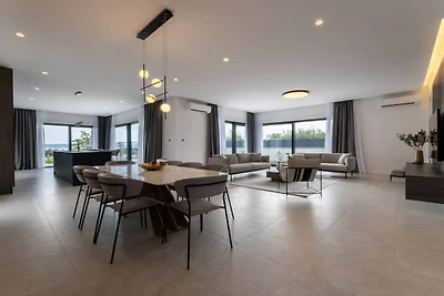 Moonlit Mirage Villa with Pool, Gym and Sauna...
