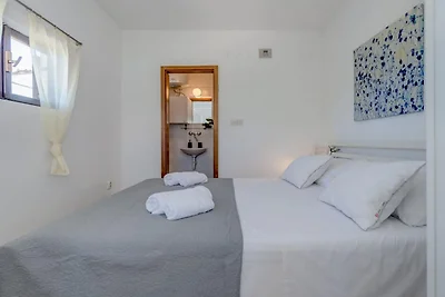 Seaside Getaway Holiday Home with Patio Slati...