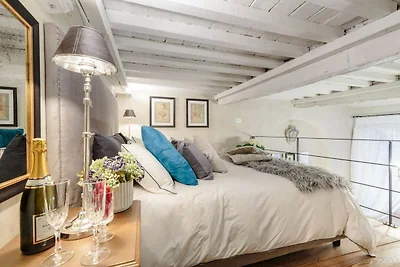 Chic suite, Steps from Torre Guinigi