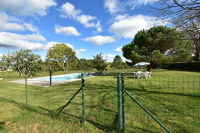 Ferienhaus in Besse mit Swimmingpool