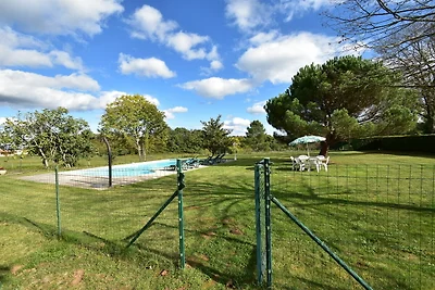 Ferienhaus in Besse mit Swimmingpool
