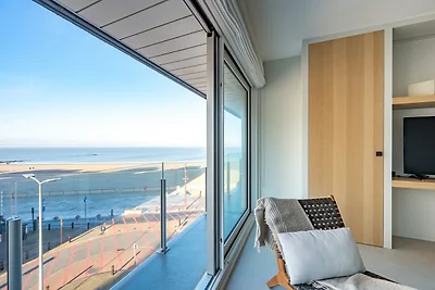 Sonnige Wohnung mit seitlichem Meerblick