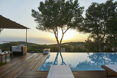 Villa di lusso con vista mare e tramonto