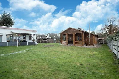 Skandinavisches Holzhaus in Plate