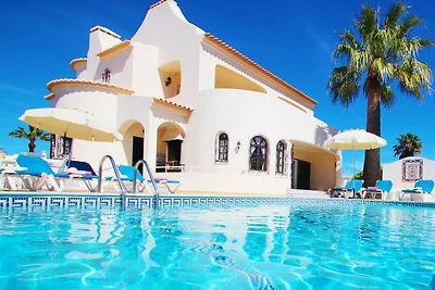 Villa vicino alla spiaggia del mare per 17...