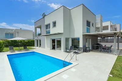 Villa in Karigador met zwembad