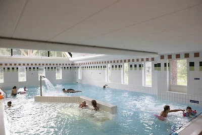 Komfortables Chalet mit Sonnendusche mitten i...