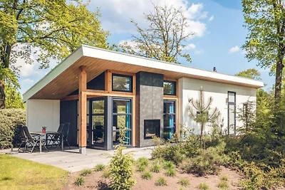 Gemütliche Villa mit transparentem Kamin
