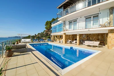 Villa in Cala Canyelles mit Meerblick & Pool