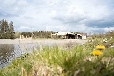 Moderne Lodge am Wasser in einem Ferienpark