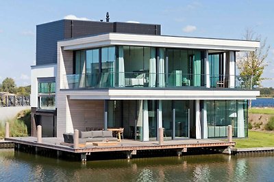 Luxe villa met eigen aanlegsteiger