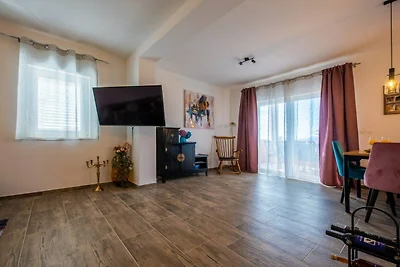 Charming and Tranquil Kastel Gomilica Apartme...