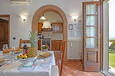 Omringd door groene Toscaanse heuvels
