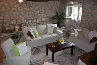Casa in pietra a Brotnice con vasca...
