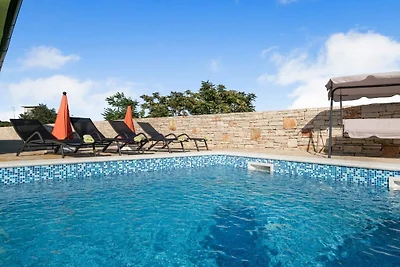 Ferienhaus in Bale mit Schwimmbecken