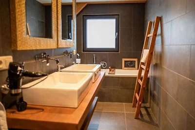 Moderno cottage immerso nella natura