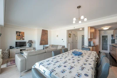 Modernes Apartment mit seitlichem Meerblick