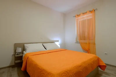Wohnung in Ljubac mit Garten