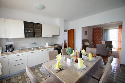 Ruhige Ferienwohnung in Šajini mit Garten