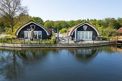 Modernes Haus an einem Teich in einem...