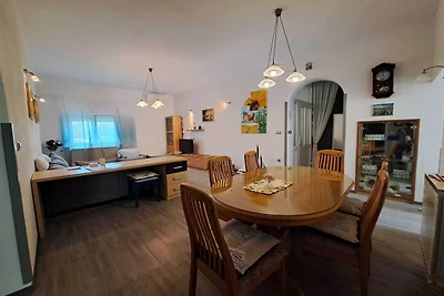 Spacious Urban Retreat Apartment with Terrace...