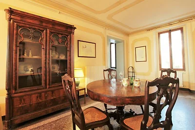 Ruim appartement in Venetiaanse villa met...
