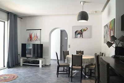 Moderna casa vacanze con ampio giardino e...