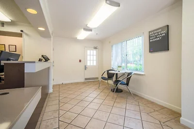 2 Queensize-Betten | Barrierefreie Badewanne ...