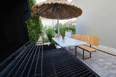 Apartment Vujina mit Terrasse