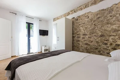Charming Retreat with Lush Garden  - 3...