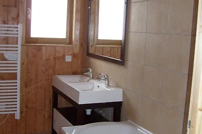 Chalet mit Skifahren und Reiten in der Nähe