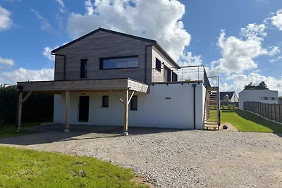 Moderne woning aan de kust met schilderachtig...