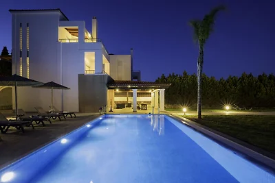 Geräumige Villa mit eigenem Pool in Gennadi