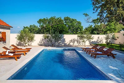 Große Villa mit Pool, ländliche Lage