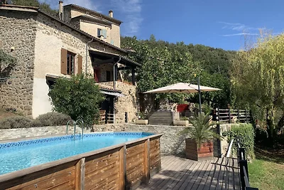 Modern vakantiehuis met zwembad