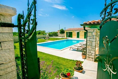 Villa in Radetici mit Schwimmbecken