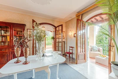 Villa a Lucca con Piscina e Vista Campagna