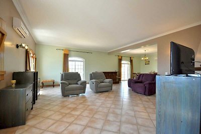 Ferienhaus mit privatem Pool am Ortseingang v...