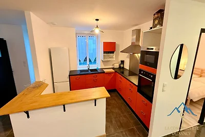 Coin moderne près de l'artère principale