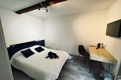 Privatzimmer mit Schreibtisch in Béziers