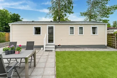 Entspannendes Ferienchalet am Wasser in Grou