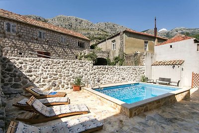 Traditionelle Villa in Gruda mit Schwimmbad
