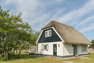 Reetgedeckte Villa mit Spülmaschine, in einem...