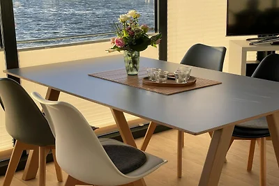 Hausboot im Hafen in Ribnitz-Damgarten