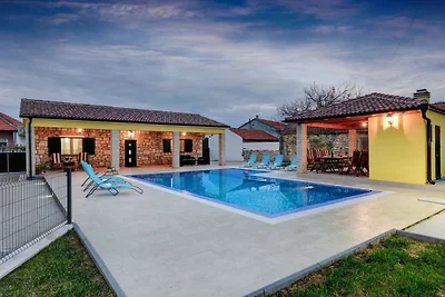 Villa a Lovinac/Zadar con piscina