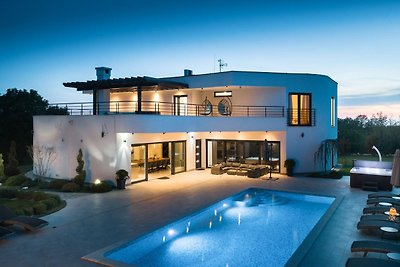 Luxuriöse Villa in Juršici mit Pool