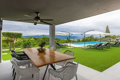 Villa in Brsec mit Schwimmbecken