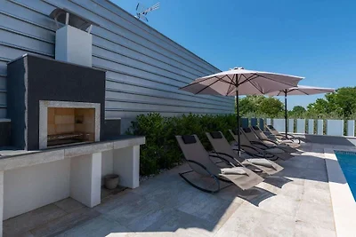 Villa in Zbandaj mit Schwimmbecken
