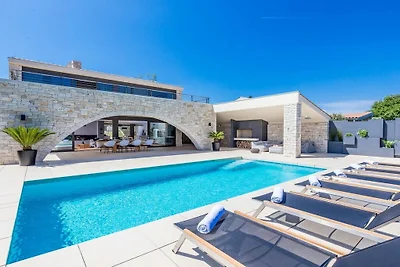 Villa in Nedešćina mit Schwimmbecken